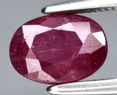 Enfes Oval Kesim Doğal Ruby Gemstone Gümüş cımbızla sergilendi.