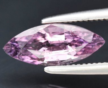 Zarif Markiz Kesimi Doğal Spinel Gemstone Güzellikle Parıldıyor.