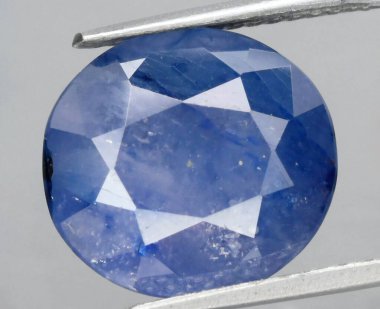 Enfes Doğal Safir Gemstone Parlak Mavi Yüzleri Bakire Bir Ayarda Yakalandı.