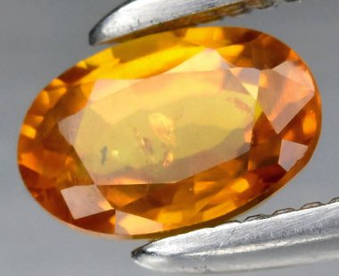 Enfes Turuncu Doğal Citrine Gemstone Parlak Yüzlü ve Canlı Berraklığıyla.