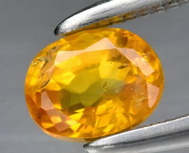 Işık Altında Aydınlatan Parlak Sarı Doğal Gemstone Oval Kesiği.