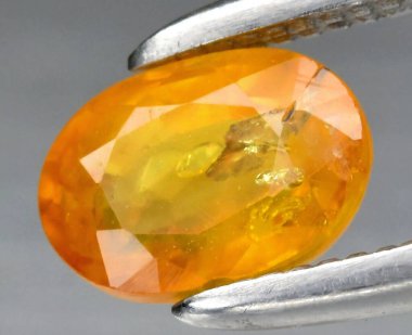 Parlak Turuncu Citrine Gemstone Karmaşık Yüzler ve Eşsiz Sonuçlarla.