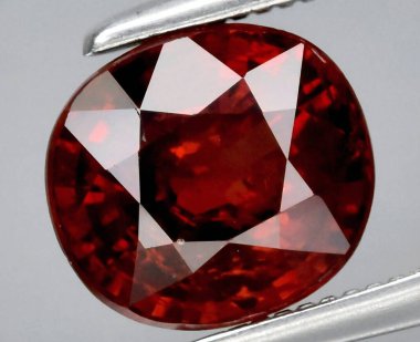 Parlak Kesim Kırmızı Garnet Gemstone Göz kamaştırıcı Berraklık ve Zengin Renk Derinliği.