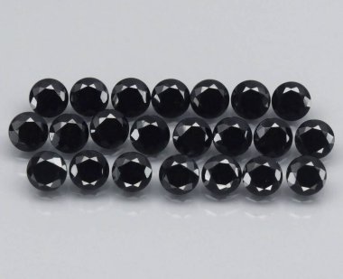 Kesik Siyah Oniks Gemstone kürelerinin Parlak Koleksiyonu Zarifçe Gösterildi.