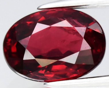 Zarif Oval kesim Doğal Ruby Gemstone Derin Kırmızı Renk Işıltısı.