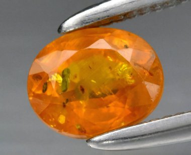 Enfes Turuncu Kehribar Gemstone ve Eşsiz Sonuçlar Profesyonel Ayarlarda Gösterildi.