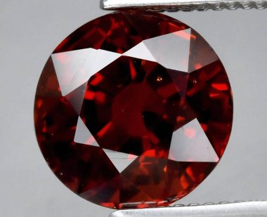 Keskin Kesimli Koyu Kırmızı Doğal Gemstone Işığı Hassasiyetle Yakalıyor.