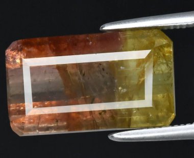 Çarpıcı Renkli Doğal Turmalin Gemstone Cımbızla Gösterildi.