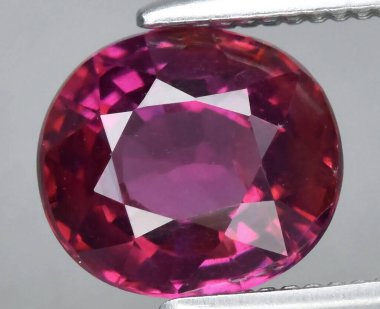 Zarif Yuvarlak Kesim Doğal Pembe Spinel Gemstone Canlı Renk ve Berraklık Gösteriyor.