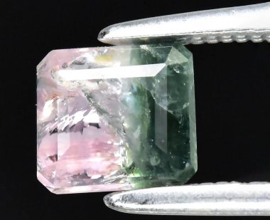 Çarpıcı Çift Renkli Tourmaline Gemstone ile Zengin Renkler ve Karmaşık Açıklık.