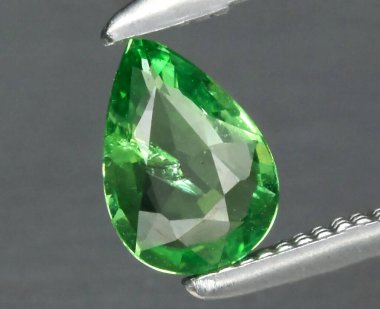 Enfes Armut Şeklinde Doğal Yeşil Gemstone Parlak Yüzlü ve Canlı Renkli.