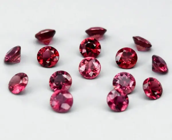 Yumuşak Gri Arkaplanda Sersemletici Doğal Pembe Taşlar Koleksiyonu.