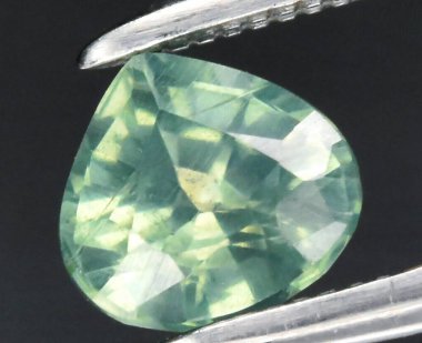 Enfes Açık Yeşil Doğal Gemstone Karmaşık Yüzleriyle Parlak Parlaklık Gösteriyor.