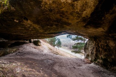 Doğanın Güzelliği Tarafından Çerçevelenmiş Rocky kemer yoluyla Huzurlu Görünüm.