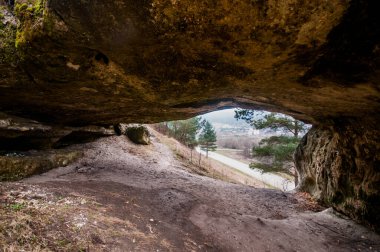 Serene Mağara Girişi Yumuşak Işık Altında Resimli Bir Manzara Çerçeveleme.
