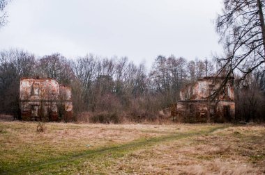Unutulmuş Geçmişin Terk Edilmiş Kalıntıları Büyümüş Toprakların Ortasında.