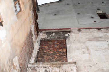 Açığa Çıkan Tuğla ve Mimari Detaylarla Yıpranmış Şehir Duvarı Büyüleyici Görünümü.