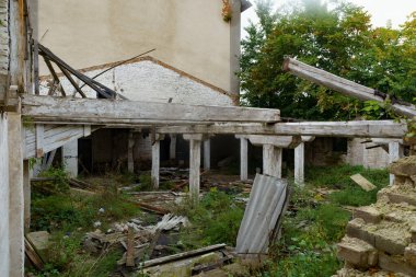 Harabelerde terk edilmiş eski bir depo fabrikası.