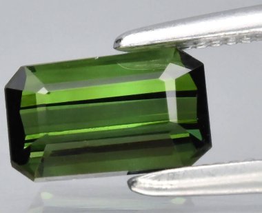 Çarpıcı Yeşil Tourmaline Gemstone Hassasiyet Odaklı Makro Fotoğrafçılık.