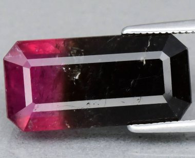 Zengin Renkleri Gösteren Zarif Sekizgen Kesimiyle Çarpıcı Tourmaline Gemstone.