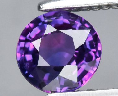 Karmaşık Yüzlerle parıldayan Ametist Gemstone.