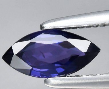 Zarif Markiz kesimi Mor Safir Işık Altında Parıldıyor.