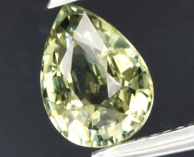 Zarif Armut Şeklinde Sarı Gemstone Güzelliğe Yansıyan Işık.