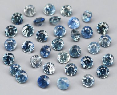 Parıldayan Mavi Tonlu Yuvarlak Kesimli Gemstone Dizisi Zarifçe Gösterildi.