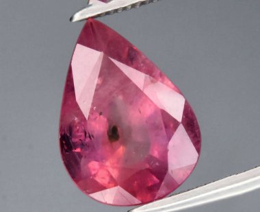 Enfes pembe gözyaşı damlası Ruby Gemstone Karmaşık Açıklık ve Parlak Kesim Gösteriyor.