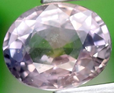 Enfes Oval Pembe Gemstone Karmaşık Yüzlü ve Parlak Berraklığıyla.