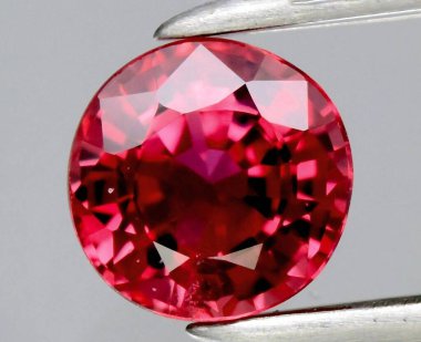 Işıl ışıl Ruby Gemstone Koyu Kırmızı Işıltı ve Kesim.