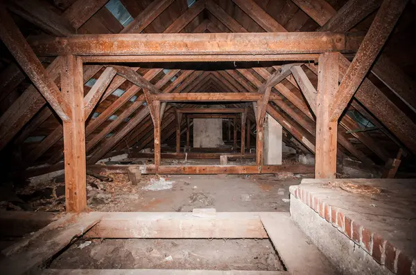 Rustik Terk Edilme: Tozlu Tavan Arasında Korunmasız Kirişler ve Unutulmuş Hazinelerle Bir Yolculuk.