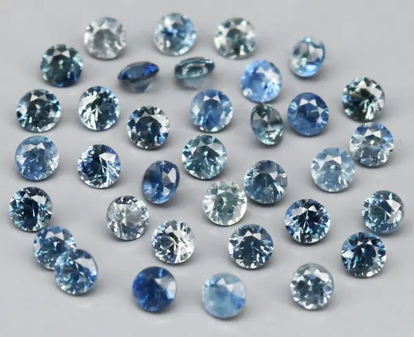 Parıldayan Mavi Tonlu Yuvarlak Kesimli Gemstone Dizisi Zarifçe Gösterildi.