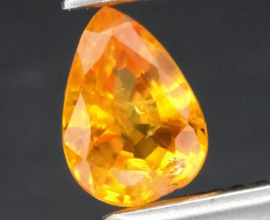 Parlak Altın Şehir Gemstone Parlayan Işıkta Yakalandı.