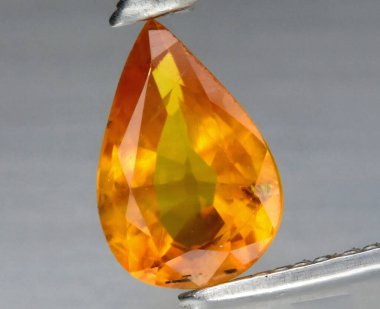 Parlak Amber Gemstone Armut Kesme Kolyesi Doğal Işık tarafından aydınlatılır.