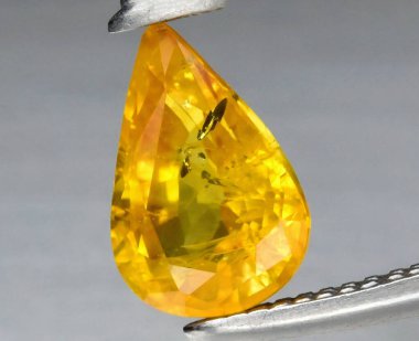 Armut Şeklinde Parlayan Sarı bir Gemstone 'un Büyüleyici Parıltısı.