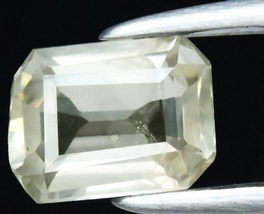 Zarif Şeffaf Gemstone Işık Altında Parıldıyor.