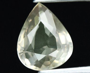 Zarif Armut Şeklinde Gemstone Zarafet ve Berraklık Işıldıyor.