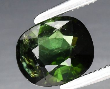 Enfes Yeşil Tourmaline Gemstone Doğal Işıkta Yakalandı.