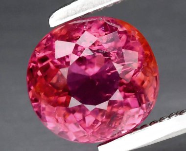 Parlak Pembe Gemstone Işıldayan Yüzleriyle Büyüleyici Işık.