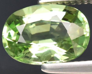 Karmaşık Yüzlü Parlak Yeşil Peridot Gemstone.