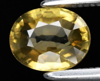 Büyüleyici Sarı Safir Taşı Işık Altında Parlıyor.