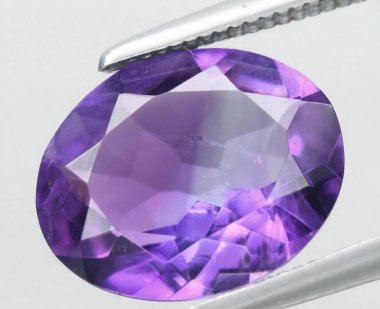 Muhteşem Oval Ametist Gemstone Hassasiyetle Yakalandı.
