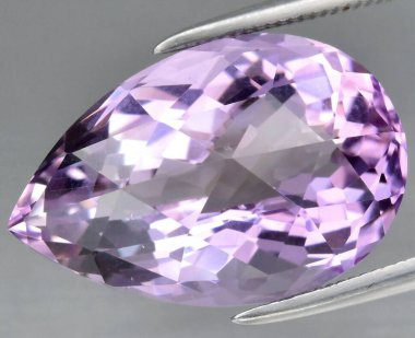 Enfes Armut Şeklinde Lavanta Gemstone Parıldıyor.