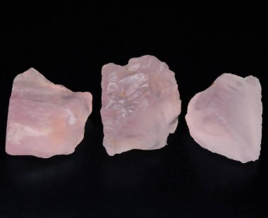 Rose Quartz Kristallerinin Büyüleyici Kompozisyonu Karanlık Bir Arkaplanda Parıldıyor.