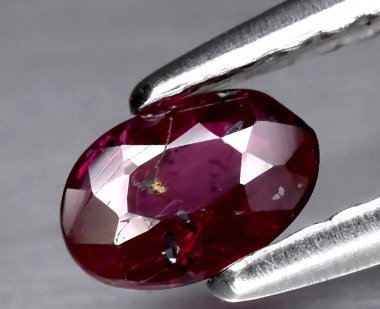 Enfes Koyu Kırmızı Yakut Gemstone Ayrıntılı Yakın Çekim Fotoğrafında Yakalandı.