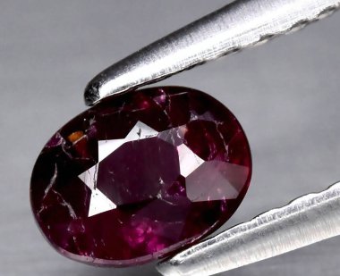 Enfes Oval Kesim Ruby Gemstone Parlak Işık Altında Parıldıyor.