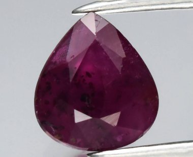 Büyüleyici Armut şekilli Ruby Gemstone Zarafet ve Şatafat Işıltısı.