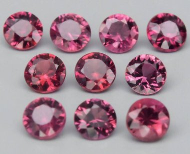 Göz kamaştırıcı Pembe Taşlar Koleksiyonu Parlaklıkla parıldıyor.
