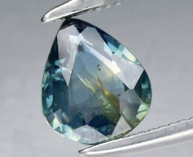 Enfes Gözyaşı Mavi-Yeşil Gemstone Doğal Güzelliği Yansıtıyor.